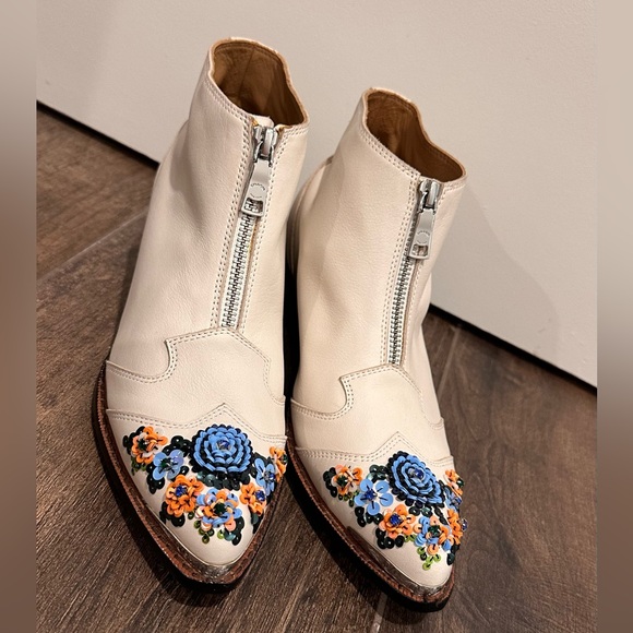 RARE Women’s COACH Ivory Floral Sequin Western Front Zip Boots Sz 8 NWOB $395 - Picture 1 of 7